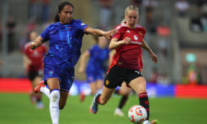 Inglaterra prohíbe a mujeres trans jugar fútbol femenino