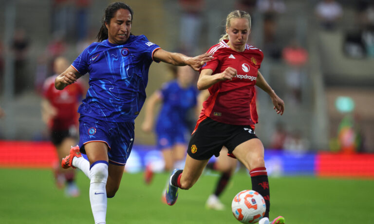 Inglaterra prohíbe a mujeres trans jugar fútbol femenino