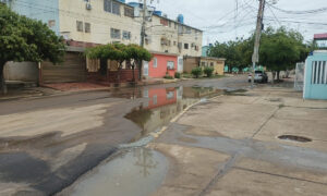 Vecinos de la calle 4 de San Jacinto sufren inundaciones por mal asfaltado