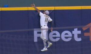Jackson Chourio roba un jonrón por primera vez en su carrera