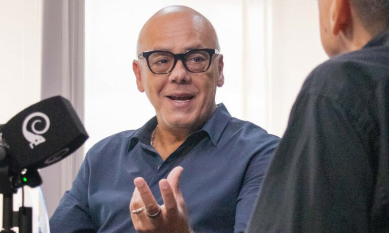 Jorge Rodríguez acusa a EE. UU. de depositar $40.000 a González Urrutia para “sus viajes”