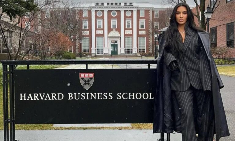 Kim Kardashian se gradúa de derecho luego de seis años de estudio