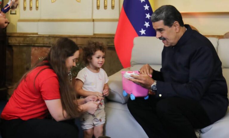 Madre y abuela de Maikelys Espinoza la reciben con Maduro en Miraflores