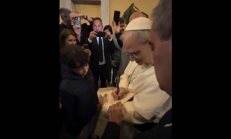 León XIV firma la Biblia de una niña tras ser electo Papa