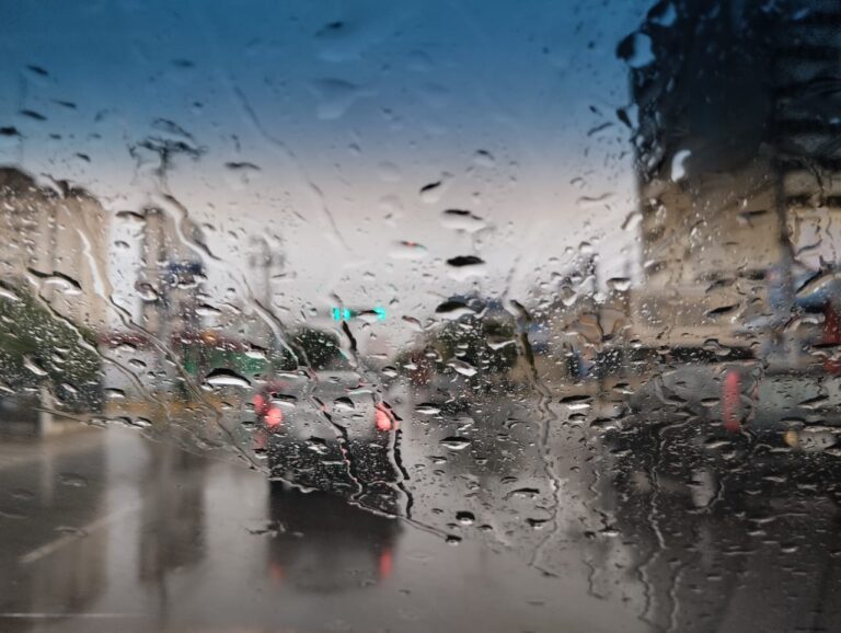 Fuerte lluvia sorprende a los marabinos la tarde de este jueves