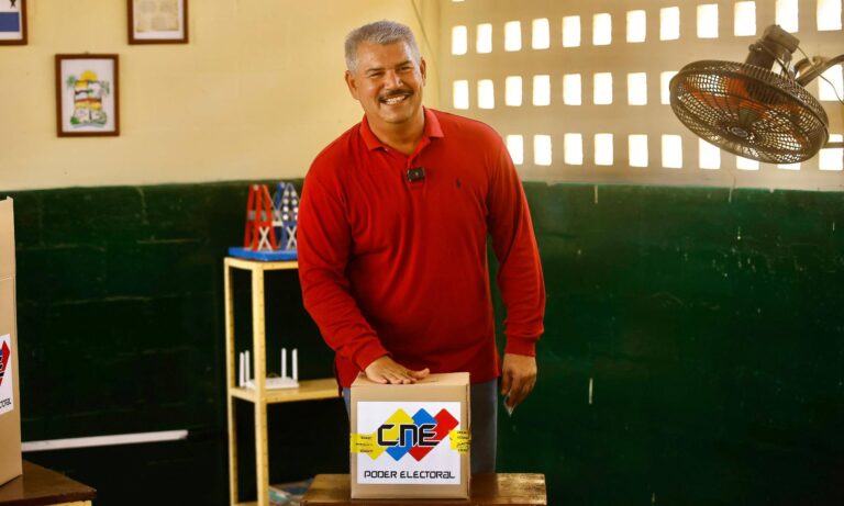 Luis Caldera tras votar: El pueblo salió “de cara a la esperanza”