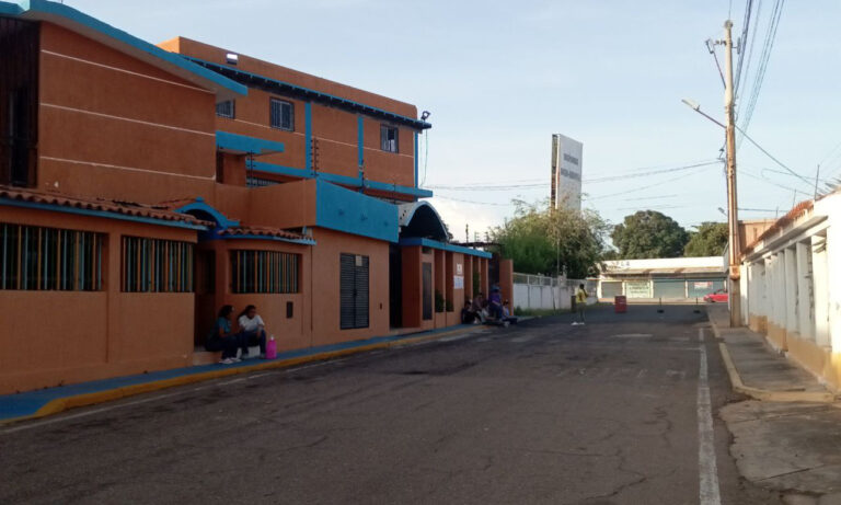 Centros electorales abren con poca afluencia de votantes en Zulia