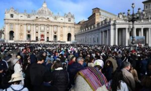 Más de 150.000 personas reciben al papa León XIV en la plaza de San Pedro