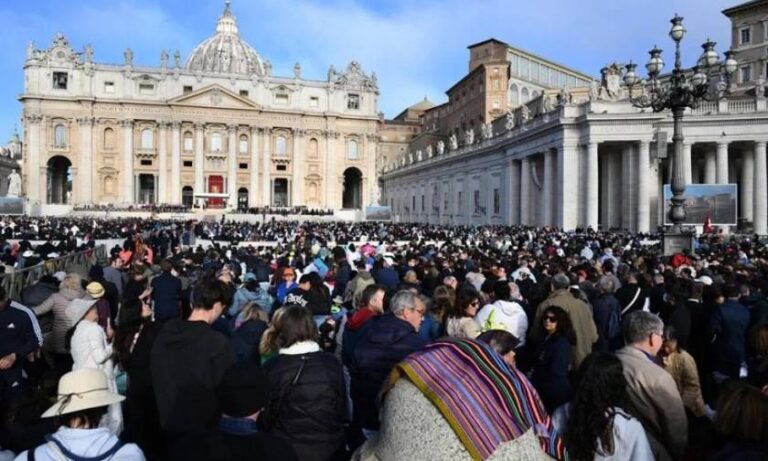 Más de 150.000 personas reciben al papa León XIV en la plaza de San Pedro