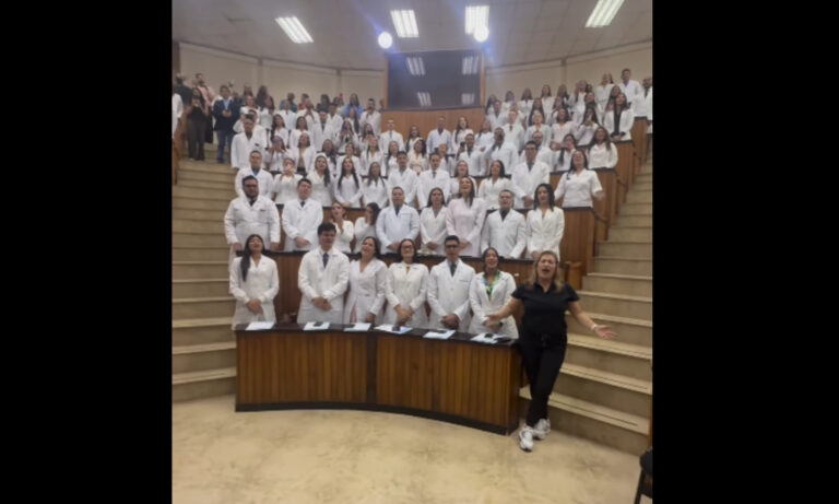 Futuros médicos de LUZ conmueven en redes cantando “Venezuela”