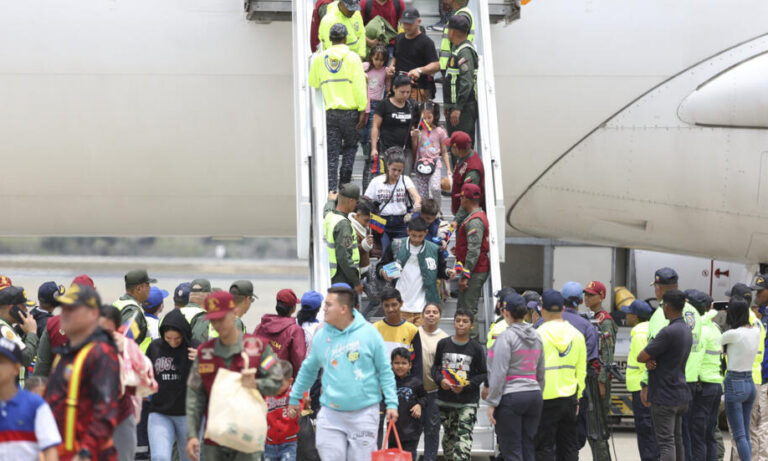 Gobierno prepara vuelos para repatriar a migrantes venezolanos desde Bolivia