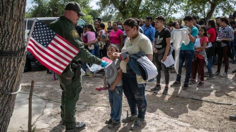 EE. UU. evalúa crear un "reality" en el que migrantes compitan por la ciudadanía