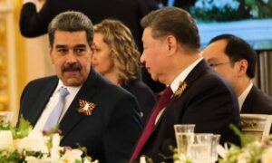 Nicolás Maduro conversa con el presidente de China en Rusia