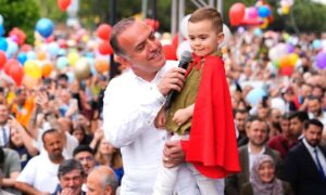 Lanzan miles de globos en Estambul por niño que venció el cáncer