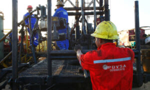 Reuters: Chevron y otras petroleras negocian con EE. UU. nuevas licencias en Pdvsa