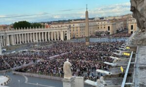 Más de 30.000 personas esperan la primera fumata en la plaza de San Pedro