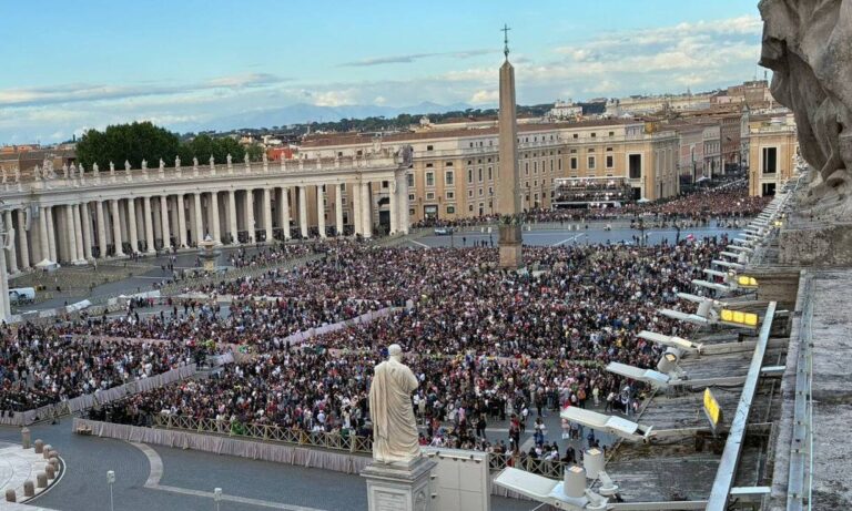Más de 30.000 personas esperan la primera fumata en la plaza de San Pedro
