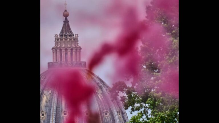 Mujeres lanzan fumata rosa para reclamar ordenación sacerdotal de mujeres