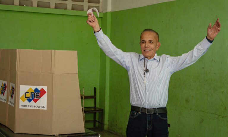 Rosales tras ejercer su derecho al voto: “Hoy el Zulia vuelve a ganar”
