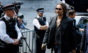 Russell Brand se declara “no culpable” de cinco delitos de violencia sexual