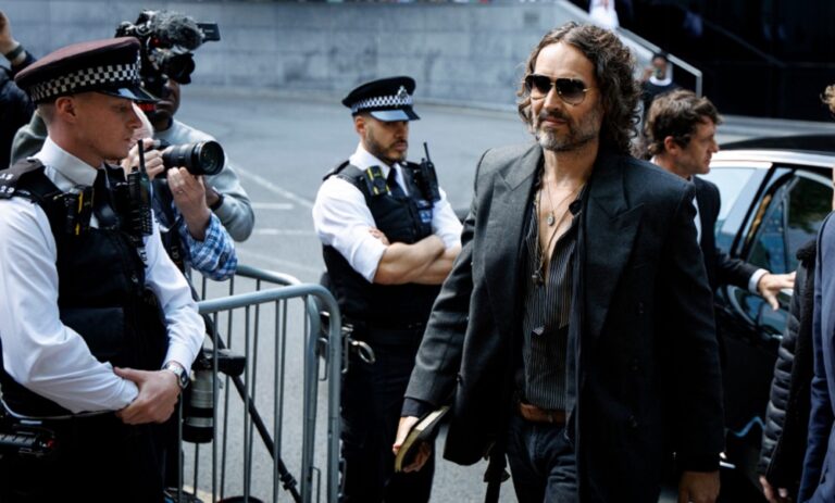 Russell Brand se declara “no culpable” de cinco delitos de violencia sexual