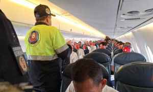 Arriba al país nuevo grupo de 87 venezolanos deportados por EE. UU.