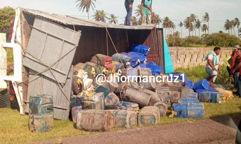 Vuelco de camión deja 2 heridos en la carretera Guajira