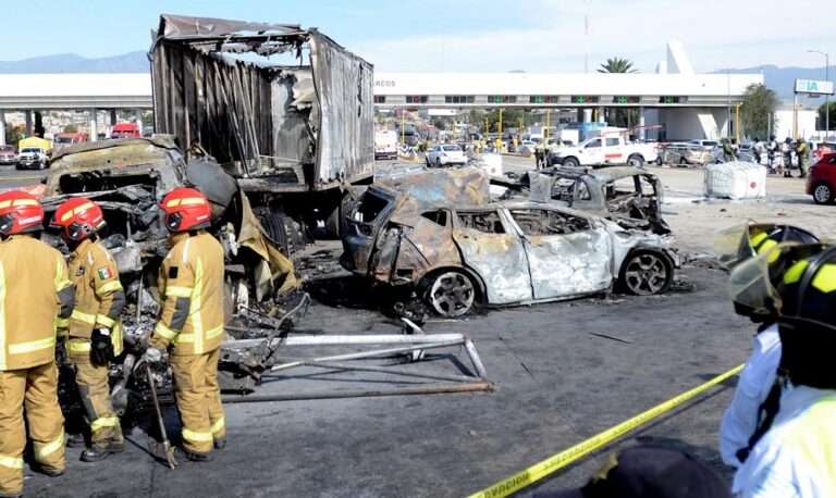 Al menos 21 muertos deja triple choque en México