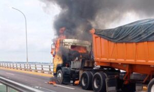 Una gandola se prende fuego en el Puente sobre el Lago
