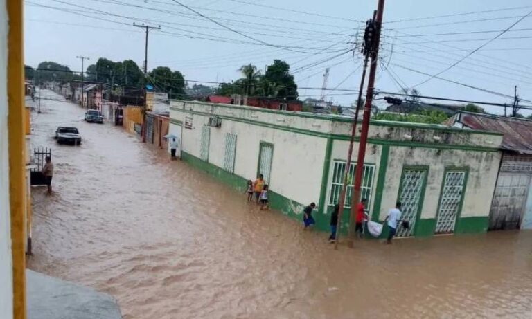 Unas 8 comunidades del municipio Sucre permanecen inundadas