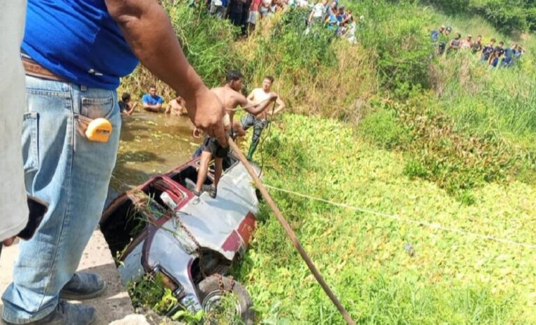 Cae van desde un puente en Higuerote y deja 7 muertos y varios heridos