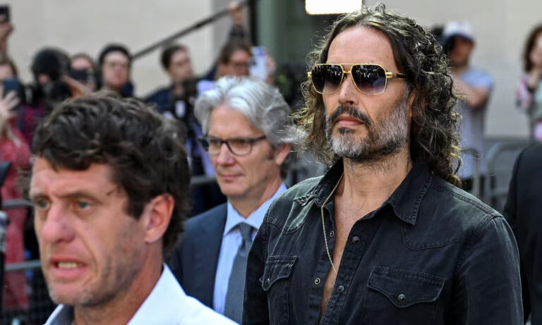 Russell Brand queda en libertad condicional hasta su próxima audiencia en Londres