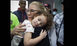Llegan al país 226 deportados desde Texas, entre ellos la niña Maikelys Espinoza