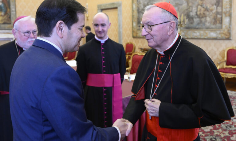 Marco Rubio se reúne con Parolin antes de misa de entronización del Papa