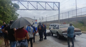 Choque entre moto y “por puesto” deja a una mujer herida en El Marite