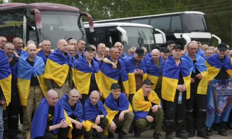 Ucrania celebra liberación de 33 soldados defensores de Azovstal en el canje con Rusia