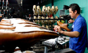 Industria del calzado busca aumentar producción ante “guerra arancelaria”