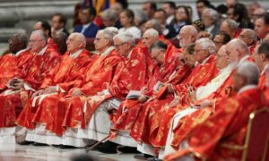 Los cardenales se preparan para encerrarse en la Capilla Sixtina