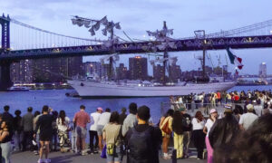Choque de buque mexicano contra puente de Brooklyn deja dos muertos