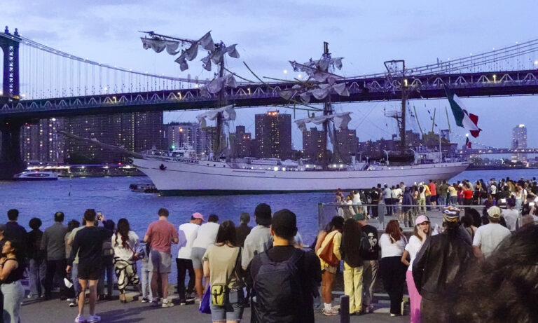 Choque de buque mexicano contra puente de Brooklyn deja dos muertos