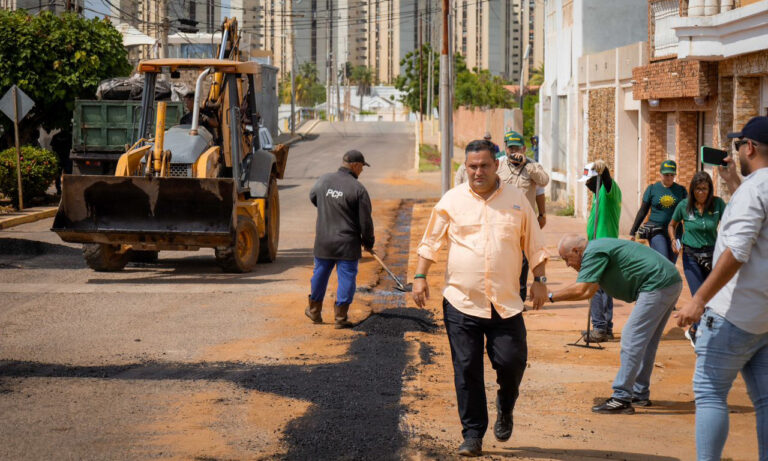 Alcaldía realiza trabajo integral de extensión de red de gas y rehabilitación vial en Isla Dorada