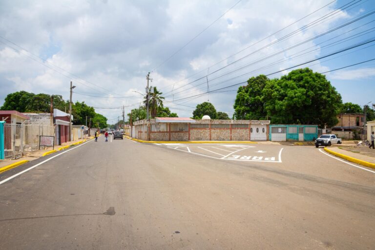 Rosales entrega modernización vial de la calle 65 del barrio Guaicaipuro