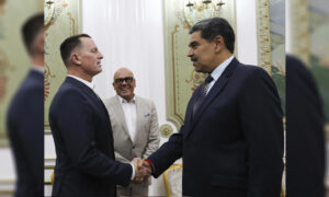 EE. UU. negocia acuerdo para que Venezuela venda más petróleo si acepta más deportados