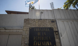 Opositores celebran “rescate” de asilados en Embajada argentina