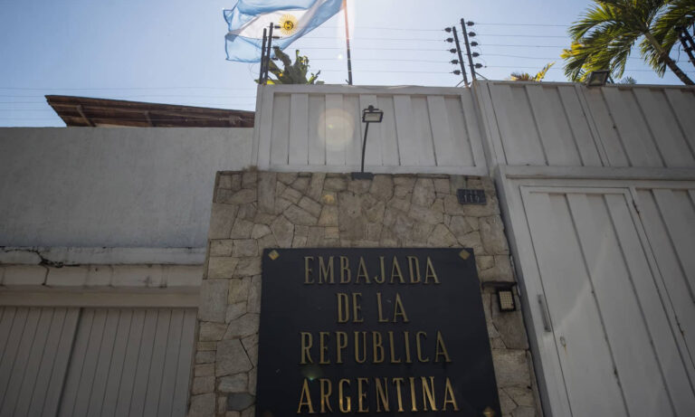 Opositores celebran "rescate" de asilados en Embajada argentina