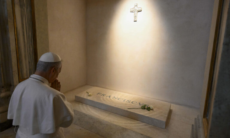 Papa León XIV reza ante la tumba de Francisco tras visitar un santuario agustino