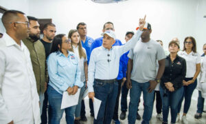 Manuel Rosales inspecciona la puesta a punto del hospital Juan de Dios Martínez en Sucre