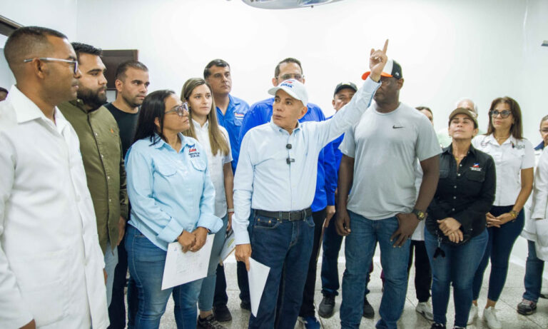 Manuel Rosales inspecciona la puesta a punto del hospital Juan de Dios Martínez en Sucre