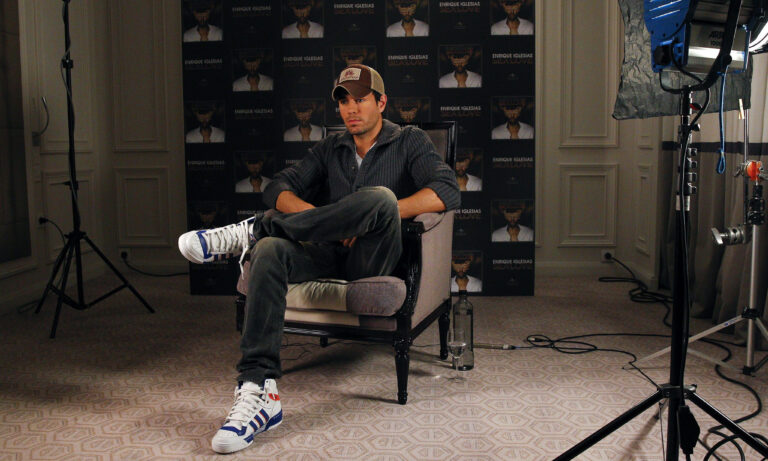 Enrique Iglesias celebra 50 años en plenitud personal y un gran regreso a España