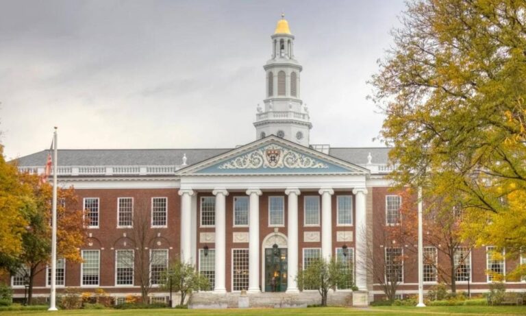 Administración de Trump prohíbe a Harvard la admisión de estudiantes extranjeros